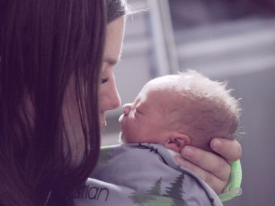 Μπορώ να βάψω τα μαλλιά μου όσο θηλάζω; Απαντάμε υπεύθυνα