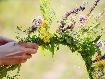Πώς να φτιάξετε εύκολα το δικό σας πρωτομαγιάτικο στεφάνι (vid)