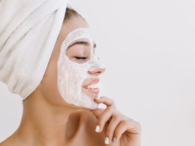 Φυσικές συνταγές για scrub & μάσκες προσώπου για τις μέρες που θα μείνεις σπίτι (vids)