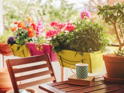 #Μένουμε_Σπίτι: Εύκολες και απλές ιδέες για να διακοσμήσετε τη βεράντα σας (vid)