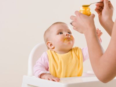 Στερεές τροφές σε μωρό 5-6 μηνών: Ποιες είναι οι κατάλληλες για αρχή;