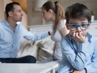 «Μην τσακώνεστε» - Τα προβλήματα στη σχέση δεν θα τα λύσουν τα παιδιά σας