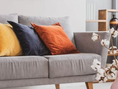 #Μένουμε_Σπίτι: Ανανεώστε τα μαξιλάρια του καναπέ - Εύκολες ιδέες που δε χρειάζονται ράψιμο (vids)