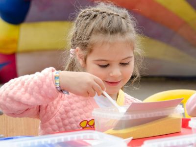 #Μένουμε_σπίτι: Πώς θα φτιάξετε «μαγική» άμμο για τα παιδιά με δύο υλικά (vid)