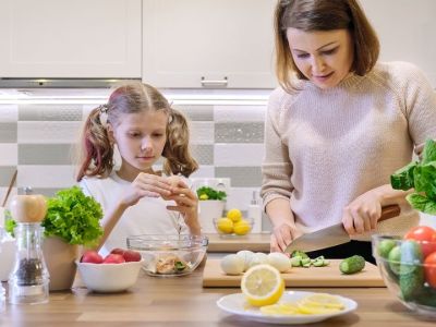 #Μένουμε_σπίτι: Τι πρέπει να τρώνε καθημερινά τα παιδιά;