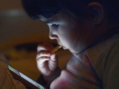 Γιατί δεν πρέπει τα μικρά μας να τρώνε μπροστά από την τηλεόραση;