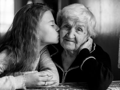 Προς τους παππούδες και τις γιαγιάδες - Μας λείπετε τόσο πολύ