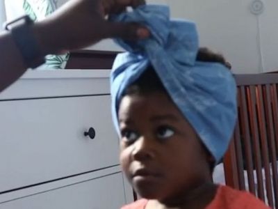 Τρίχρονη λέει στον μπαμπά της πώς να δέσει το μαντίλι στα μαλλιά της και γίνεται viral (vid)