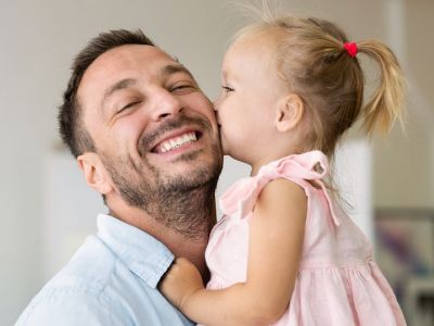 Αυτός ο μπαμπάς έφτιαξε το ωραιότερο παιδικό δωμάτιο για τις τρίδυμες κόρες του (vid)