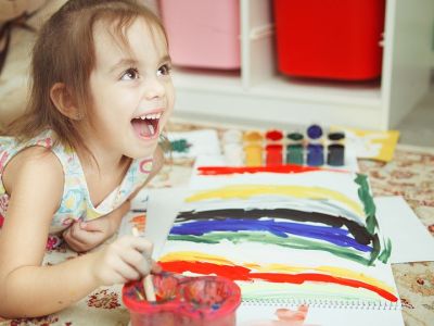 Ξεμείνατε από μπογιές; 3 εύκολες μη τοξικές συνταγές για να φτιάξετε τις δικές σας στο σπίτι (vid)