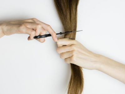 #Μένουμε_Σπίτι: Έτσι θα κόψετε μόνες σας τα μαλλιά σας σε ένα μήκος (vid)