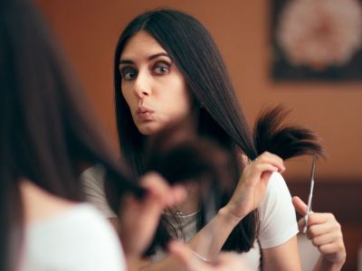 #Μένουμε_Σπίτι: Έτσι θα κόψετε μόνες σας τα μαλλιά σας σε μύτες (vid)