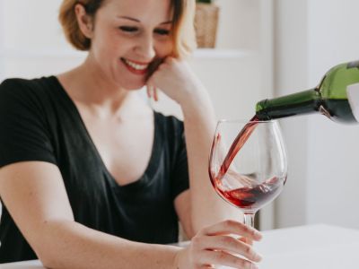 Με αυτόν τον απλό τρόπο θα αφαιρέσεις το κόκκινο κρασί από τα χείλη σου