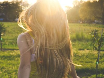 Πώς θα κάνεις φυσικές ανταύγειες στα μαλλιά για να «ανοίξει» το χρώμα