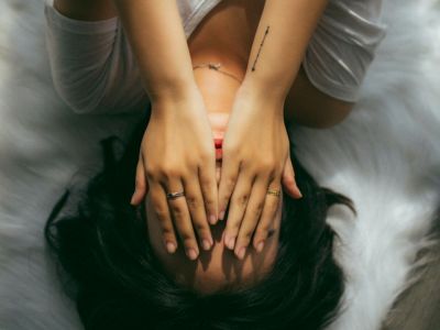 5+1 περίεργα πράγματα που κάνεις μόνη σου στην καραντίνα #truestory