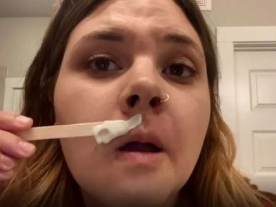 Ξεκαρδιστικό βίντεο: Μαμά προσπαθεί να κάνει αποτρίχωση με κερί & πραγματικά ταυτιστήκαμε μαζί της