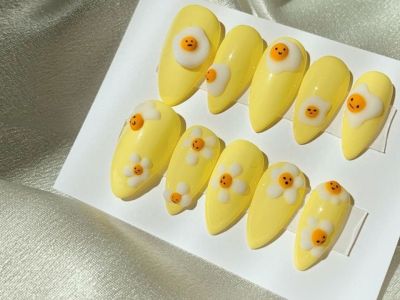 Κίτρινο χρώμα στα νύχια: τα ωραιότερα σχέδια για το ανοιξιάτικο μανικιούρ σου