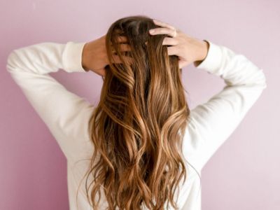 Ταλαιπωρείσαι από πιτυρίδα; Μάθε τώρα γιατί