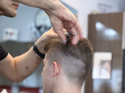 Εσύ ξέρεις πώς να κουρευτείς μόνος σου; Μην το κάνεις αν δεν δεις αυτό! (video)