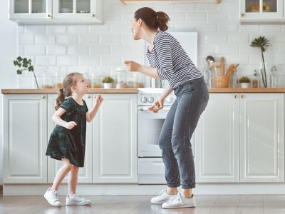 Τα παιδιά μαγειρεύουν παίζοντας στο σπίτι: Πώς θα φτιάξουν υγιεινά pretzel sticks με μαύρη σοκολάτα