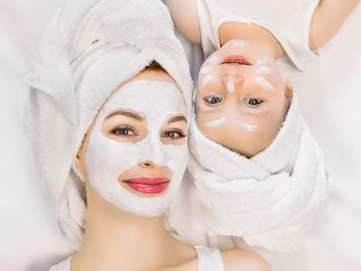 #Μένουμε_Σπίτι: Τέσσερις σπιτικές μάσκες προσώπου με μέλι για μαμάδες (vid)