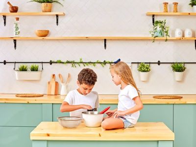 Τα παιδιά μαγειρεύουν παίζοντας στο σπίτι: Πώς θα φτιάξουν λαχταριστά τρουφάκια με φυστικοβούτυρο