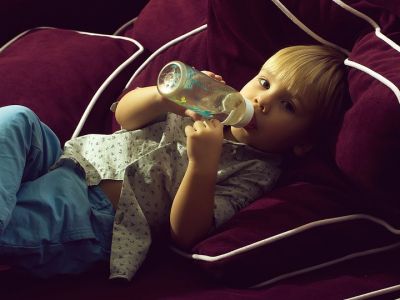 Χρησιμοποιεί το μπιμπερό για πιπίλα; Πώς θα «κόψετε» τη συνήθεια αυτή την περίοδο