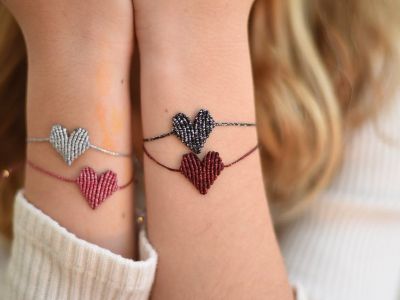 Γιορτή της Μητέρας: Δείτε πώς θα φτιάξετε μόνες σας βραχιολάκια καρδιές (vid)