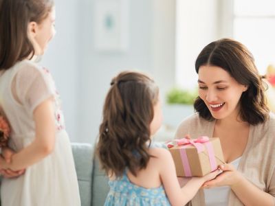 Γιορτή της Μητέρας: Τέσσερα δώρα που μπορούν να φτιάξουν τα παιδιά για τη μαμά τους (vid)