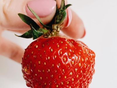 Τα 5 οφέλη που προσφέρει η φράουλα στο δέρμα σου