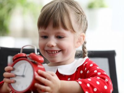 Εύκολοι τρόποι να μάθετε την ώρα στο παιδί τώρα που έχει χρόνο