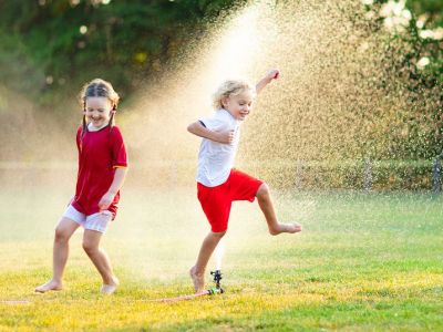 Πέντε παιχνίδια με νερό στο σπίτι για να δροσιστείτε με τα παιδιά (pics)