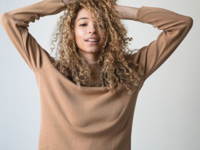 Έχεις σγουρά μαλλιά; 3 tips που θα σου κάνουν τη ζωή πιο εύκολη