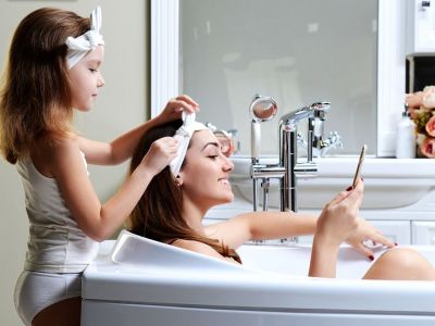 H μαμά είναι γυμνή: Πότε πρέπει να καλυπτόμαστε με ρούχα μπροστά στα παιδιά;