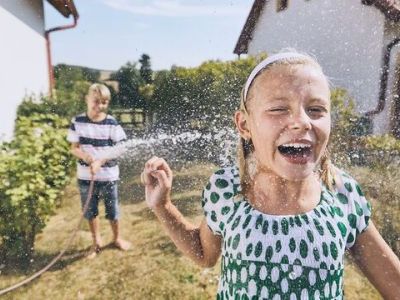 Δεν έχει θάλασσα αυτό το Σαββατοκύριακο; Δείτε πώς θα δροσίσετε τα παιδιά σας στο σπίτι (pics)