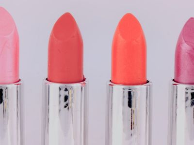 8 αδιάβροχα κραγιόν που θα μείνουν στα χείλη σου από το πρωί ως το βράδυ