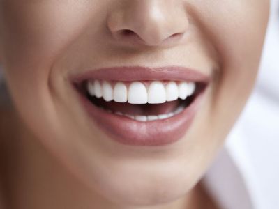 Οκτώ σπιτικά tips για λευκά δόντια (pics)