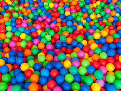 Μπαμπάς έβαλε 250.000 μπαλάκια μέσα στο σπίτι του και η έκπληξη τρέλανε τις 4 κόρες του (vid)