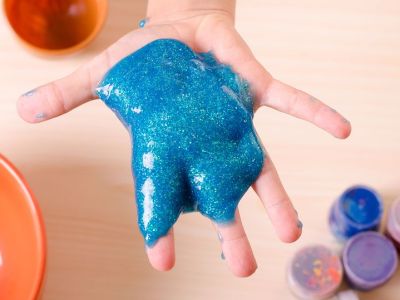 Η απόλυτη συνταγή για γκλιτερένιο slime - Όχι, δεν θα λερώσετε καθόλου και τίποτα (vid)