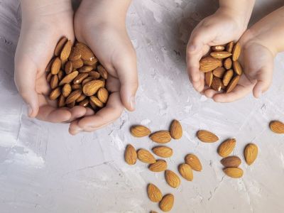 Τα αμύγδαλα στη διατροφή των παιδιών: Οκτώ οφέλη & δύο συνταγές για καθημερινά σνακ (vid)