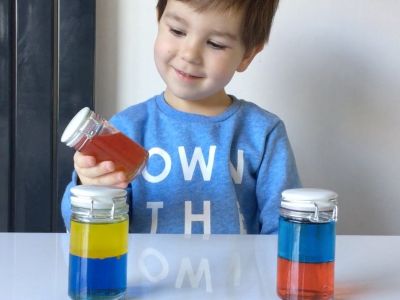 Εντυπωσιακό πείραμα δείχνει στα παιδιά πώς προκύπτει το κάθε χρώμα (vid)