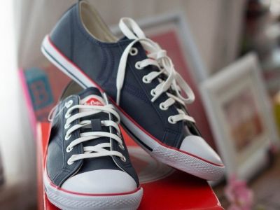 Έριξε μαγειρική σόδα στα παπούτσια της - Δείτε γιατί και θα το κάνετε κι εσείς (video)