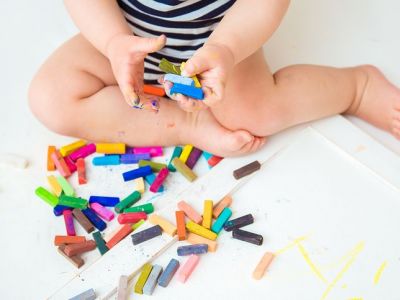 Έχετε κηρομπογιές για πέταμα; Αξιοποιήστε τις για να φτιάξετε χρωματιστά κεριά (vid)