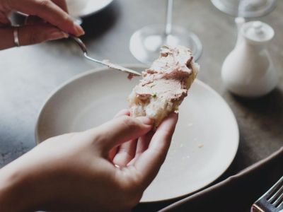 5 πράγματα που συμβαίνουν στο σώμα σου όταν καταναλώνεις κάθε μέρα αλλαντικά