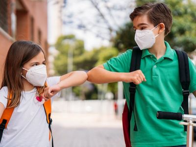 Επιστροφή στο σχολείο: Πώς θα μάθουν τα παιδιά να μην αγκαλιάζουν τους φίλους τους;