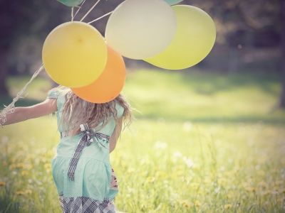 Βάζει λεμόνι πάνω σε μπαλόνι - Μόλις δείτε γιατί θα το κάνετε κι εσείς (video)