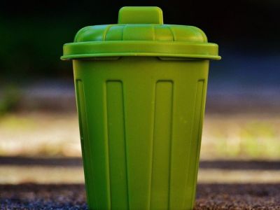 Ρίχνει βαμβάκι με ξύδι στον κάδο πριν την σακούλα - Δείτε γιατί και θα το κάνετε (photos)