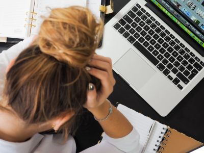 Ξέχνα τον κότσο! Αυτά είναι τα ωραιότερα πιασίματα μαλλιών για τις μέρες του διαβάσματος