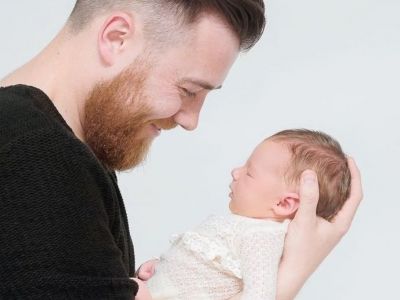 Τρυφερές φωτογραφίες μπαμπάδων αγκαλιά με τα νεογέννητα μωρά τους (pics)