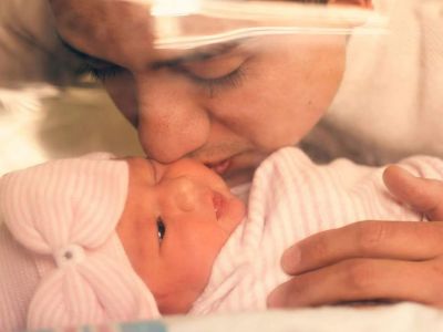 Συγκινητικές φωτογραφίες: Μπαμπάδες βλέπουν για πρώτη φορά τα μωρά τους